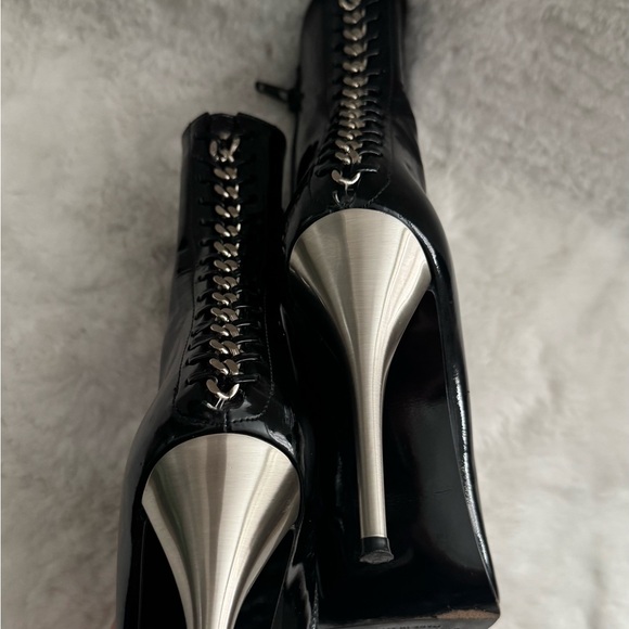 Stuart Weitzman Black Pattern Chain Ankle Boots Luxe Statement Size 7 - Picture 2 of 5